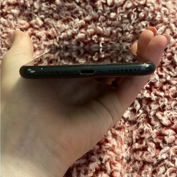 iPhone 7 Plus - Picture 2 of 5